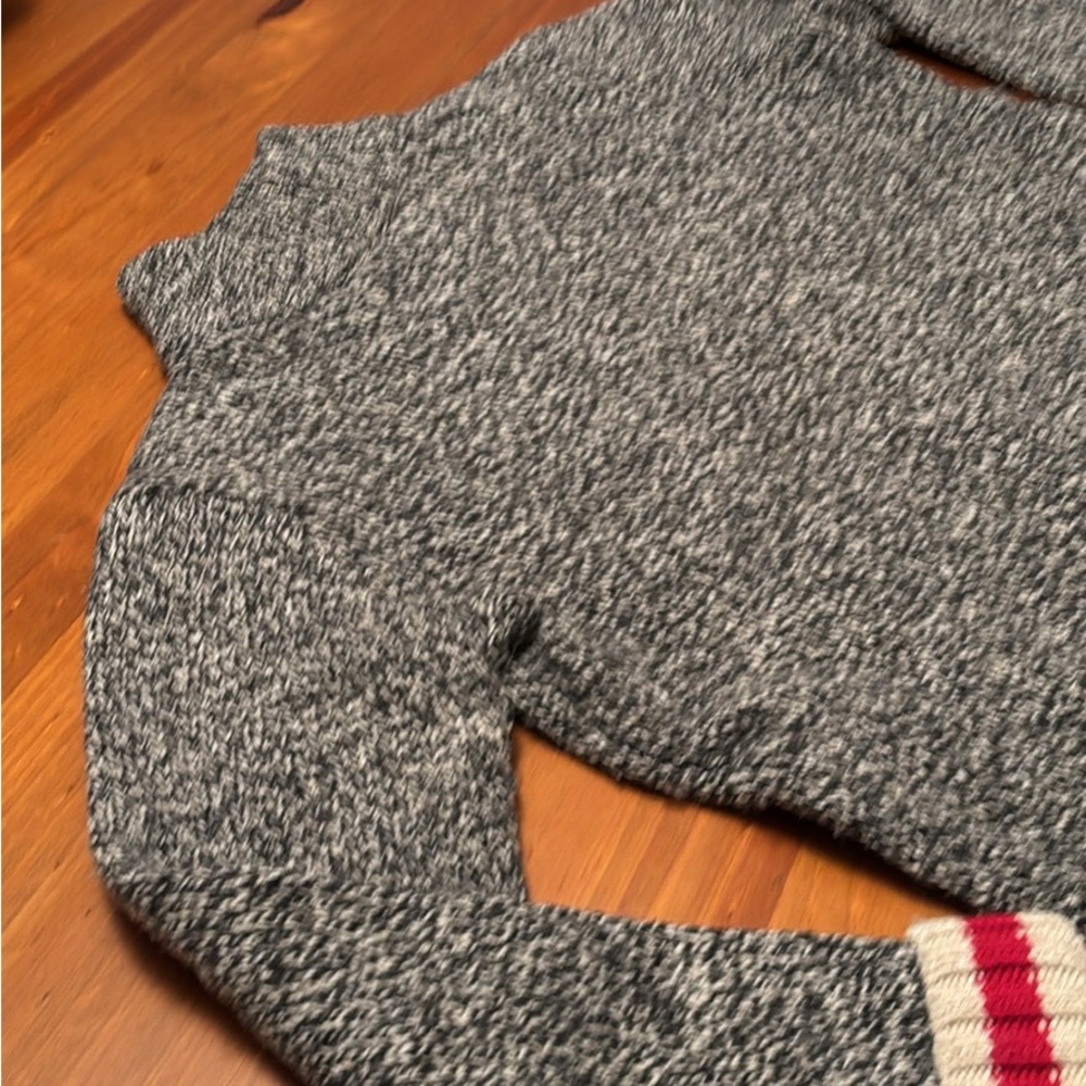 Roots cabin style sweater. - Picture 2 of 4